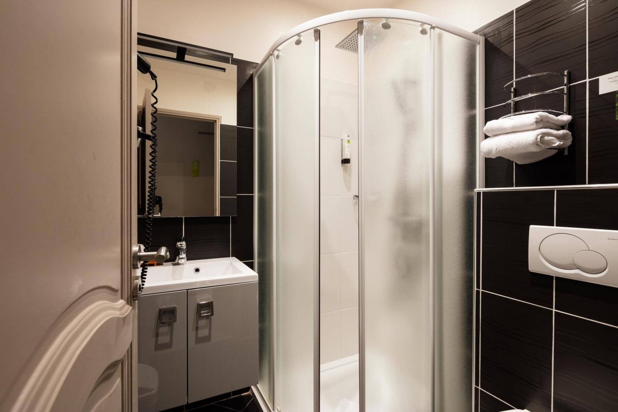 Logis Hotel Restaurant De La Paix Lodève エクステリア 写真