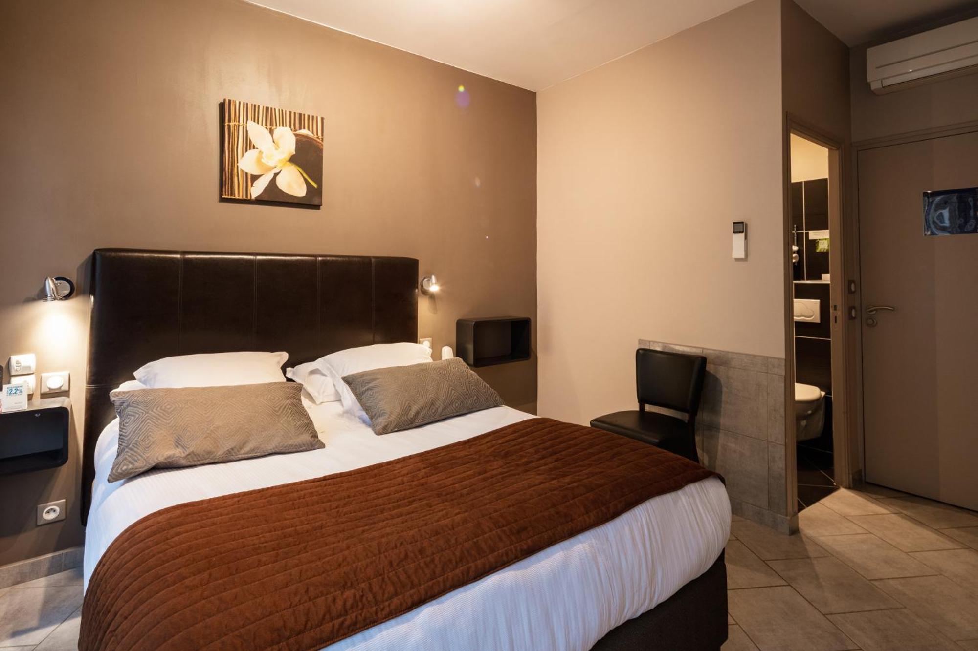 Logis Hotel Restaurant De La Paix Lodève エクステリア 写真