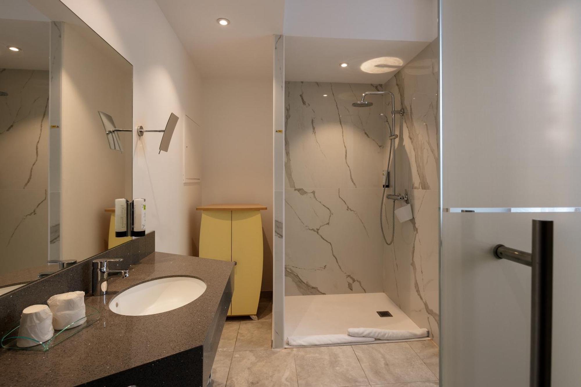 Logis Hotel Restaurant De La Paix Lodève エクステリア 写真