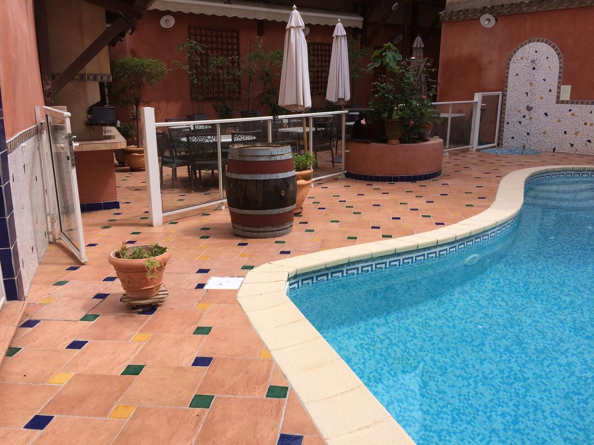 Logis Hotel Restaurant De La Paix Lodève エクステリア 写真
