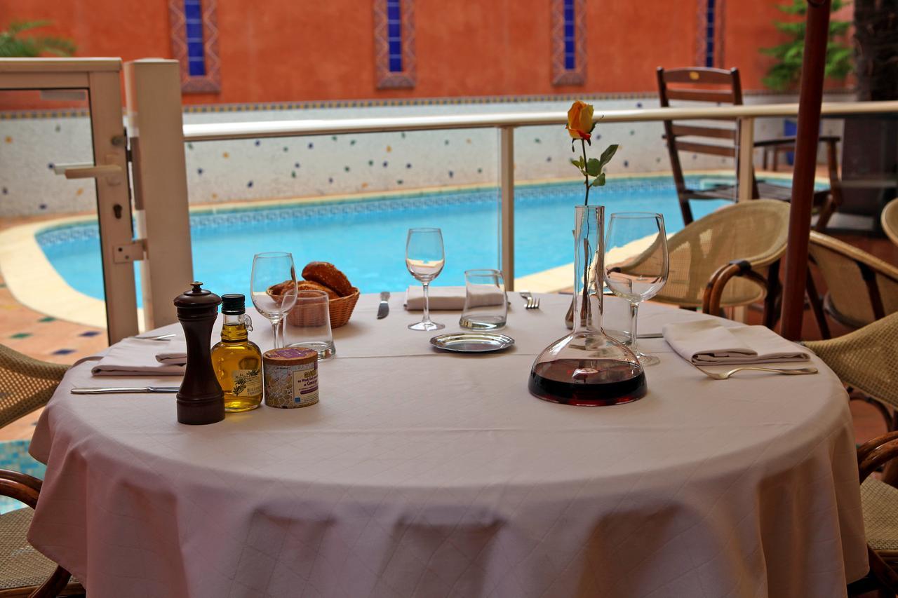 Logis Hotel Restaurant De La Paix Lodève エクステリア 写真