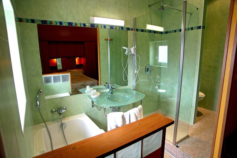 Logis Hotel Restaurant De La Paix Lodève エクステリア 写真